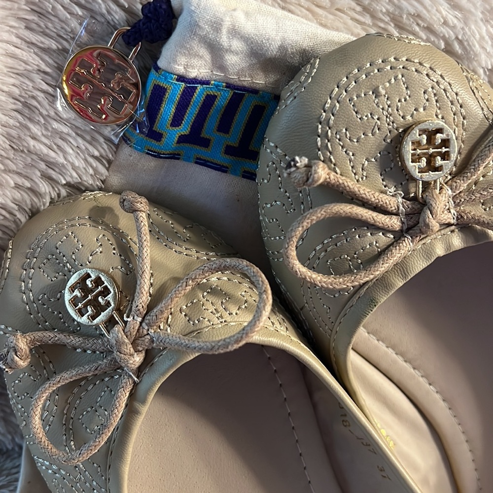 TORY BURCH Chelsea Stitched Logo Ballerina Flats - Picture 2 of 9